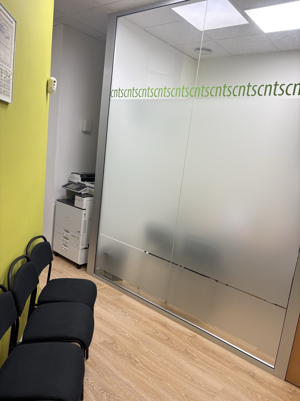 Sala de espera con cristalera serigrafiada del Centro de Negocios Tenerife Sur